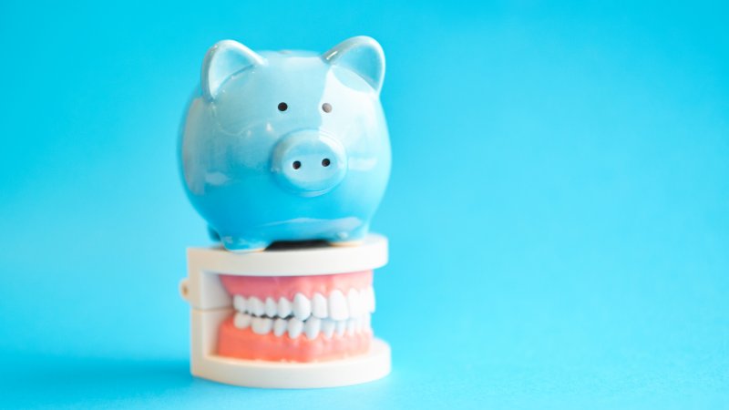 Piggy bank and teeth